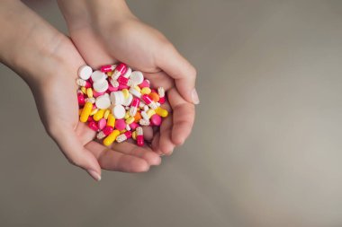 kadın elinde farklı renklerde tablet bir avuç, kopya alanı, yakın