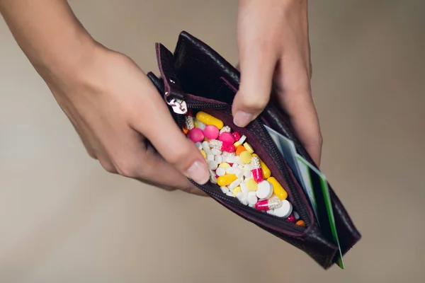 Open portemonnee vol met pillen van verschillende kleuren — Stockfoto