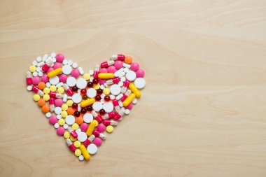 Masadaki haplar kalp şeklini gösteriyor.