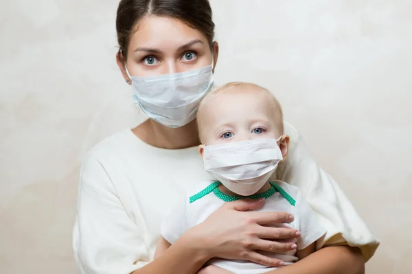 Femme et petite fille dans des masques médicaux . — Photo