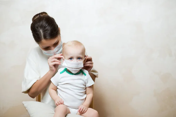 Annem kızına koruyucu bir maske takıyor. Çok üzgün görünüyor.. — Stok fotoğraf