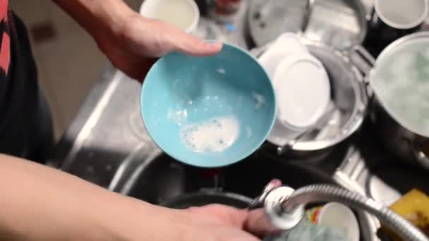 Homem Lava Pratos Perto Close Mãos Que Lavam Pratos Economizando — Vídeo de Stock