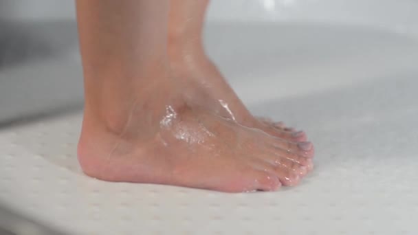 女性がシャワーに立ってシャワージェルで身を洗います足の閉まり — ストック動画