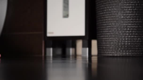 Крупним Планом Ноги Жінки Яка Входить Ванну Кімнату Проливає Джинсову — стокове відео