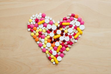 Kalp şekli çok renkli haplardan oluşmuş.