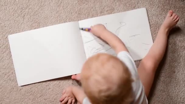 Criança Desenha Com Lápis Cera Álbum Vista Superior — Vídeo de Stock