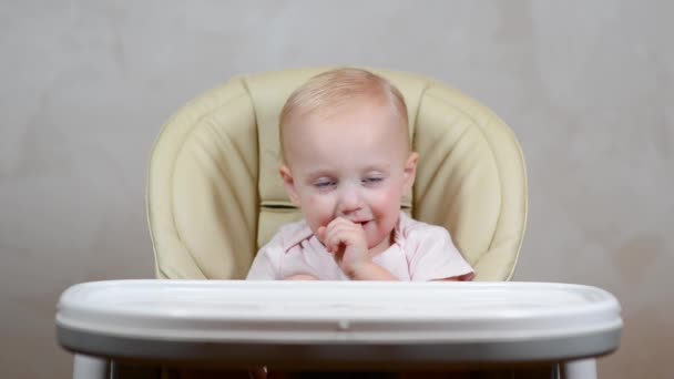 Niña Pierde Silla Alimentación Espera Que Ella Sea Alimentada — Vídeos de Stock