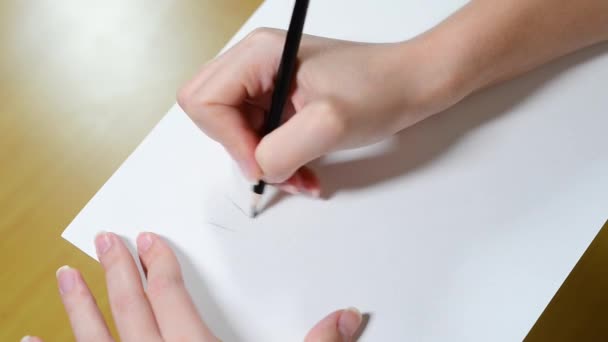 Дизайнер Рисует Новую Идею Карандашом Листе Бумаги Вид Сверху — стоковое видео