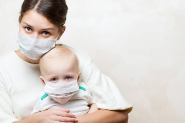 Tıbbi maskeli bir kadın ve bebek, yaklaşın, boşluğu kopyalayın.