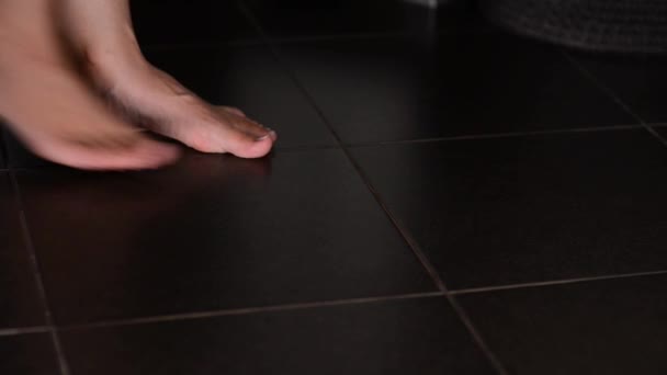 Pernas Uma Mulher Que Entrou Banheiro Com Piso Escuro Tirou — Vídeo de Stock
