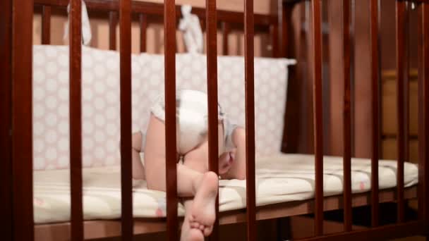 Dziecko Samodzielnie Wstaje Łóżka Przez Dziurę Zbliżenie — Wideo stockowe
