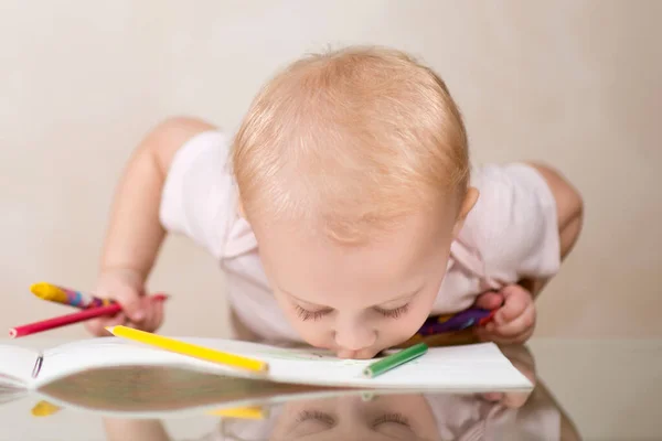 Niño pequeño pintó a sus padres y besa su dibujo —  Fotos de Stock