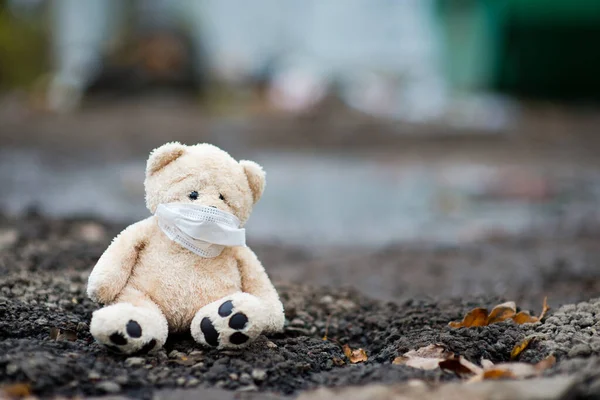 Teddybär sitzt auf schmutzigem Boden — Stockfoto