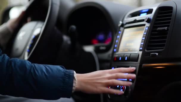 Frau Beim Einstellen Der Klimaanlage Vom Autofahren Abgelenkt — Stockvideo