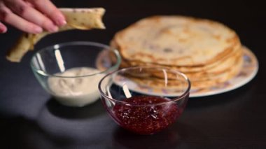 Kızın eli reçele daldırıyor, kapat.