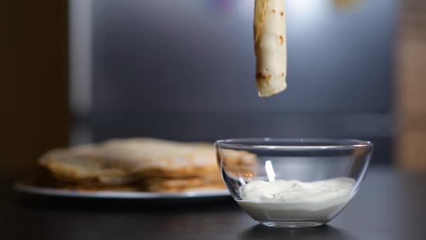 Flicka Dunks Pannkaka Gräddfil Närbild Bakgrund Stack Med Pannkakor — Stockvideo