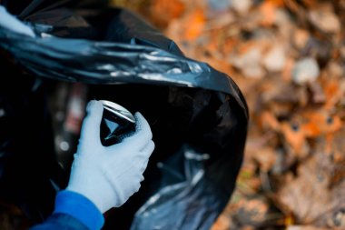Kar yağmadan önce temizlik. Gönüllüler tarafından çöp torbasında çeşitli çöplerin toplanması