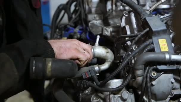 Майстер Безуспішно Намагається Встановити Деталь Двигун Автомобіля Процесі Його Ремонту — стокове відео