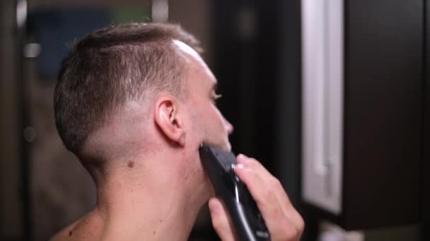 Zijaanzicht Van Een Man Die Zijn Baard Snijdt Met Een — Stockvideo