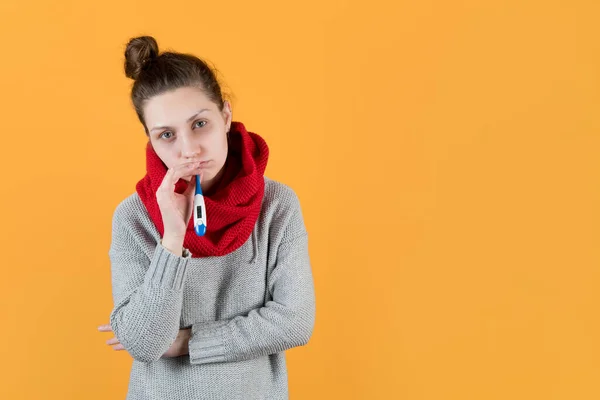 Chica Marchita Mirada Enfermiza Con Termómetro Electrónico Boca Mira Cámara — Foto de Stock