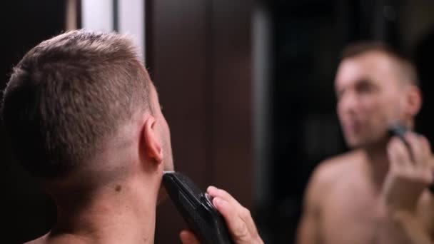 Zijaanzicht Van Een Man Die Zijn Baard Snijdt Met Een — Stockvideo