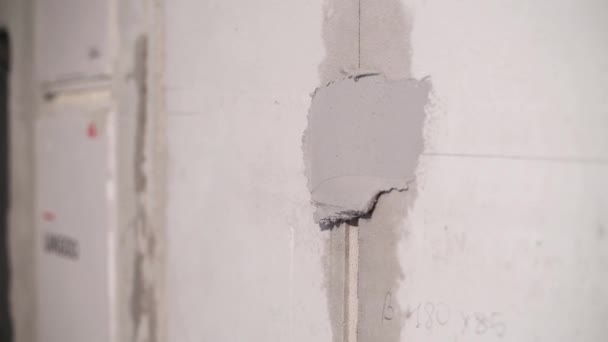 불시에 시멘트 모르타르를 밀봉하고 요철을 수준을 높인다 클로즈업 아파트 — 비디오