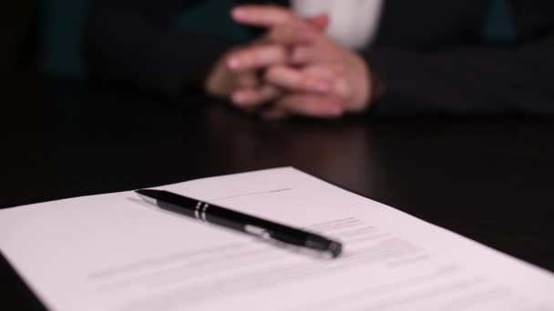 Woman signs a fake contract, close-up of hands with pen on paper — Stock Video