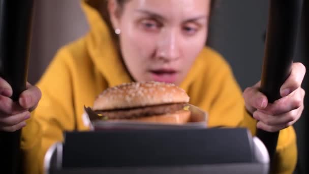 Girl Sweat Runs Ellipsoid Stimulates Herself Juicy Burger Lies Front — Stock Video