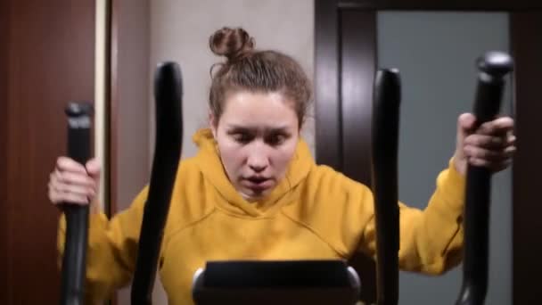 Het Meisje Traint Droogt Zweet Met Een Handdoek Perst Een — Stockvideo