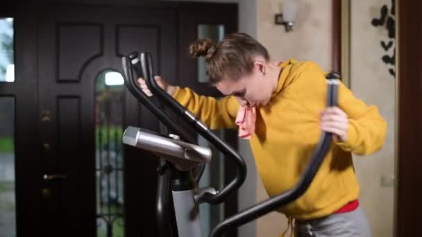 Dziewczyna Traci Siły Podczas Treningu Zjeżdżalnie Dół Maszyny Treningu Sportowego — Wideo stockowe