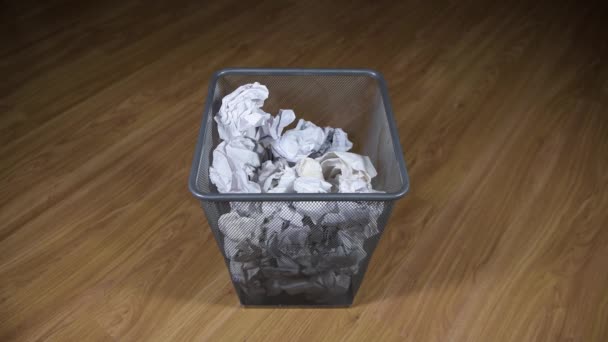 垃圾箱在地板上 皱巴巴的纸屑飞进垃圾箱 装满了垃圾箱 — 图库视频影像
