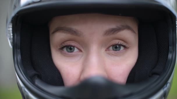 Mädchen Blickt Durch Das Geöffnete Visier Eines Helms Aus Nächster — Stockvideo