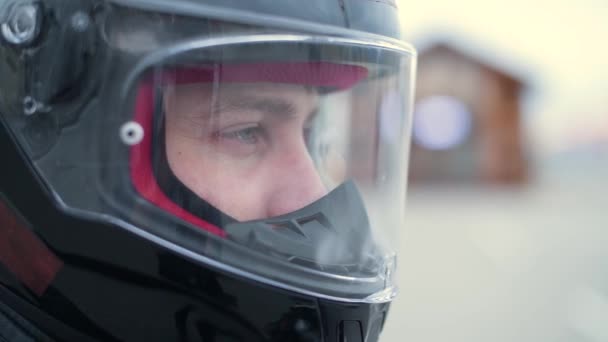 Biker Ser Verden Gennem Den Gennemsigtige Visir Motorcykelhjelm Tæt – Stock-video