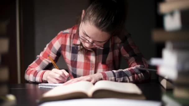 Telecamera Muove Fronte Tavolo Dove Uno Studente Siede Notte Preparandosi — Video Stock