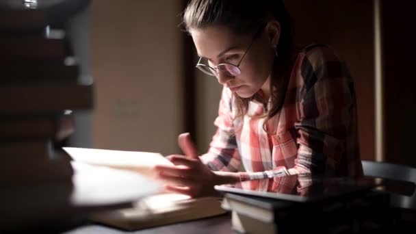 Una Ragazza Legge Libro Seduta Fino Tardi Tavolo Alla Luce — Video Stock