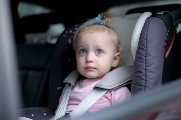 Маленькая Девочка Детском Автомобильном Кресле Смотрит Через Открытое Окно Машины — стоковое фото