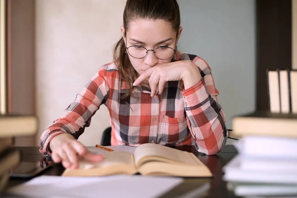 Het Meisje Bereidt Zich Voor Examens Zoekt Materiaal Een Boek — Stockfoto