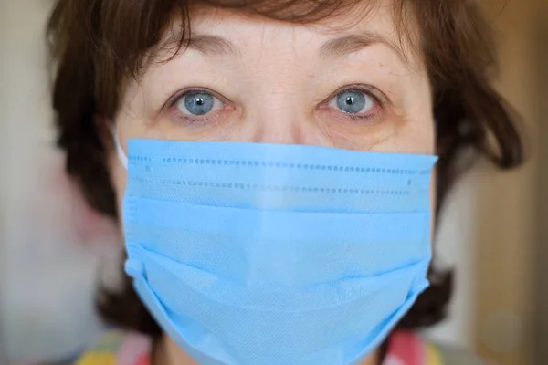 Une Femme Âgée Portant Masque Médical Protection Regarde Directement Caméra — Photo