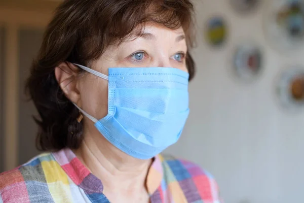 Une Femme Âgée Portant Masque Médical Protection Regarde Lumière Debout — Photo