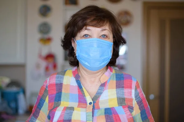Koruyucu Tıbbi Maskeli Yaşlı Bir Kadın Çerçeveye Bakıyor Virüs Salgını — Stok fotoğraf