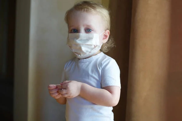 Petite Fille Dans Masque Médical Protection Est Triste Pleure Près — Photo