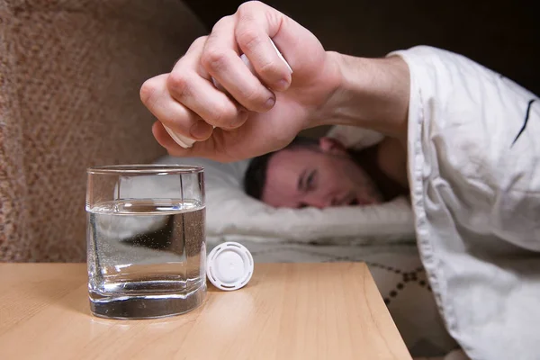 Närbild Ett Glas Där Man Kastar Ett Lösligt Piller Man — Stockfoto