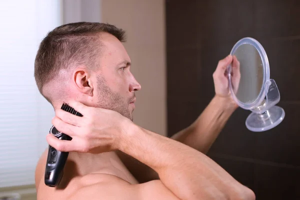 Mladý Muž Řízl Jedné Ruce Držel Nůžku Vlasy Druhé Zrcadlo — Stock fotografie
