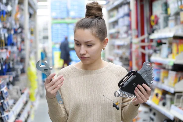 Young Woman Chooses Work Tool Hardware Store Girl Chooses Set — ストック写真