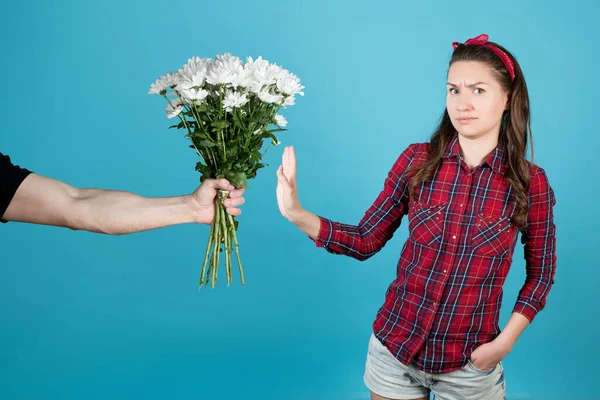 Una Campesina Con Una Camisa Cuadros Roja Rechaza Regalo Forma — Foto de Stock