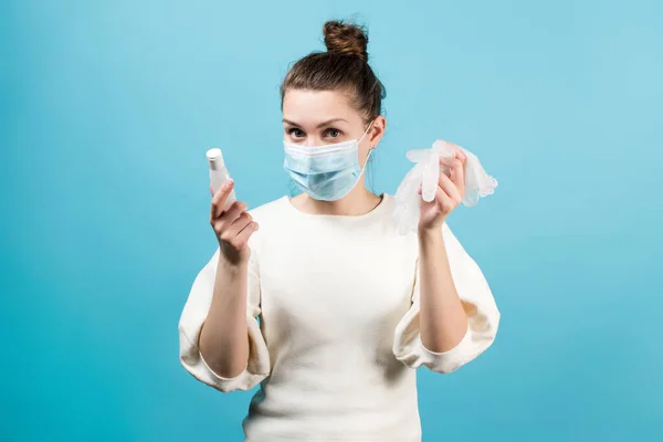 Seorang Wanita Muda Paramedis Dalam Masker Medis Memegang Disinfektan Dan — Stok Foto