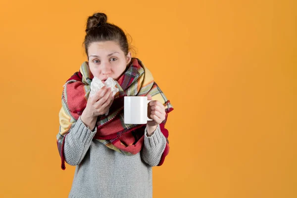 Young Woman Hot Drink Wrapped Blanket Wipes Her Nose Napkin — Stock Photo, Image