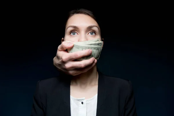 Διαφθορά Και Δωροδοκία Καλύπτουν Στόμα Της Γυναίκας Χρήματα Επιχειρηματίας Κοιτάζοντας — Φωτογραφία Αρχείου