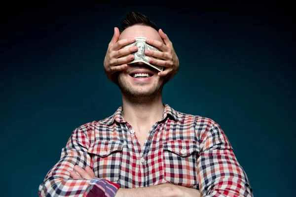 Muž Oslepený Penězi Šťastně Usmívá Ruce Tmy Zakryjí Ústa Muži — Stock fotografie