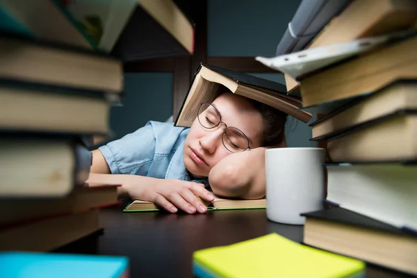 Una Joven Estudiante Quedó Dormida Libro Escondido Detrás Otro Libro —  Fotos de Stock